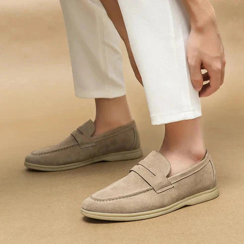 Sapato Masculino Loafer em Camurça Piannaro PN349 em fundo neutro