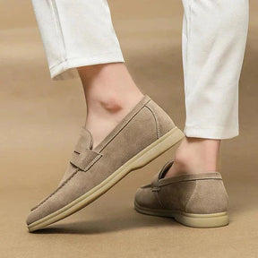 Sapato Masculino Loafer em Camurça Piannaro PN349 em fundo neutro