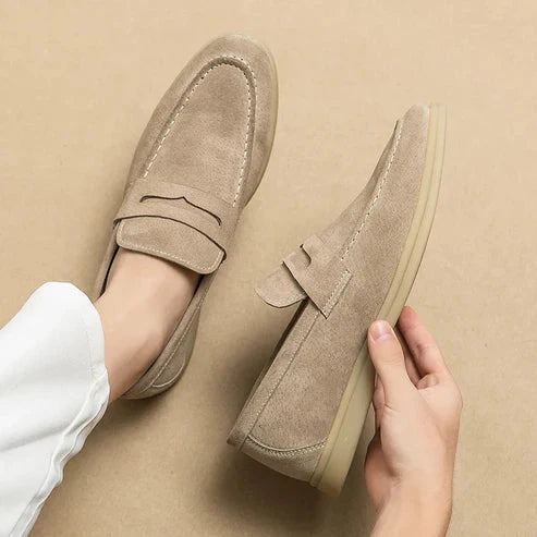 Sapato Masculino Loafer em Camurça Piannaro PN349 em fundo neutro