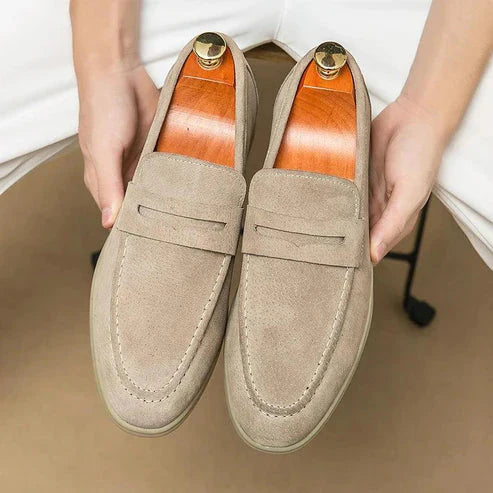 Sapato Masculino Loafer em Camurça Piannaro PN349 em fundo neutro