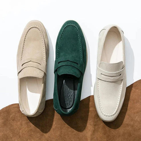 Sapato Masculino Loafer em Camurça Piannaro PN349 em fundo neutro