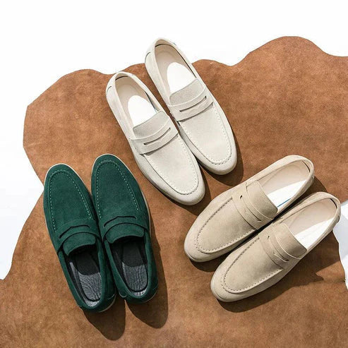 Sapato Masculino Loafer em Camurça Piannaro PN349 em fundo neutro