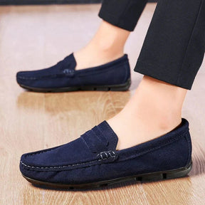 Sapato Mocassim Masculino de Camurça Piannaro PN314 em detalhe.