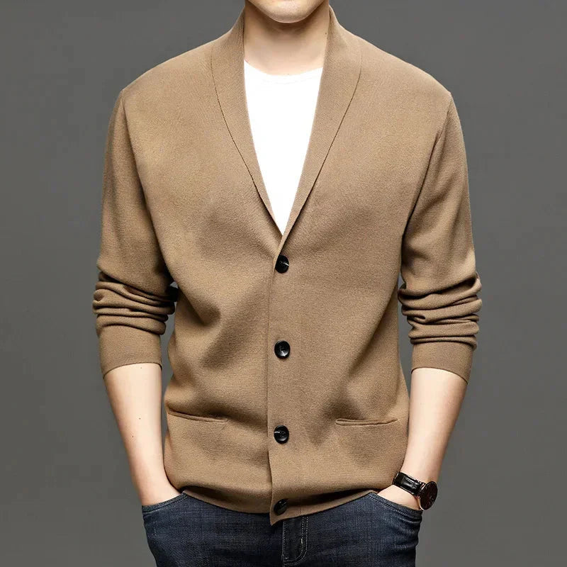 Suéter Masculino em Lã Piannaro PN185 com modelagem ajustada e gola V.