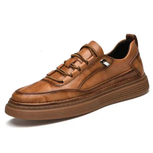 Tênis Masculino Piannaro PN327 em couro marrom, elegante e confortável.