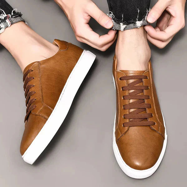 Tênis Masculino em Couro Piannaro PN302 em couro, disponível em marrom e preto.