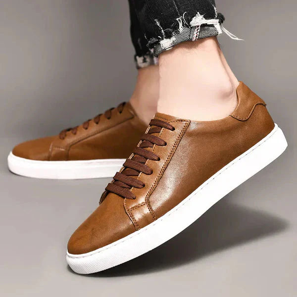 Tênis Masculino em Couro Piannaro PN302 em couro, disponível em marrom e preto.