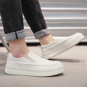 Tênis Masculino em Couro Piannaro PN303, branco, com design minimalista.