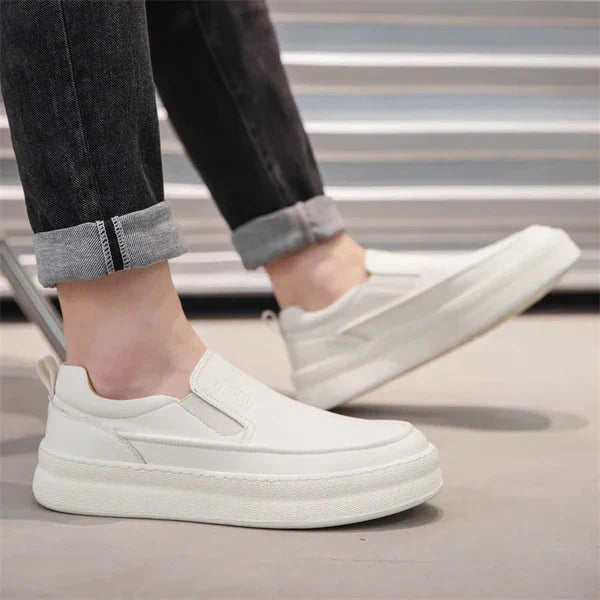 Tênis Masculino em Couro Piannaro PN303, branco, com design minimalista.