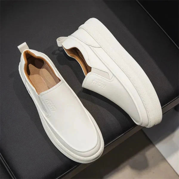 Tênis Masculino em Couro Piannaro PN303, branco, com design minimalista.