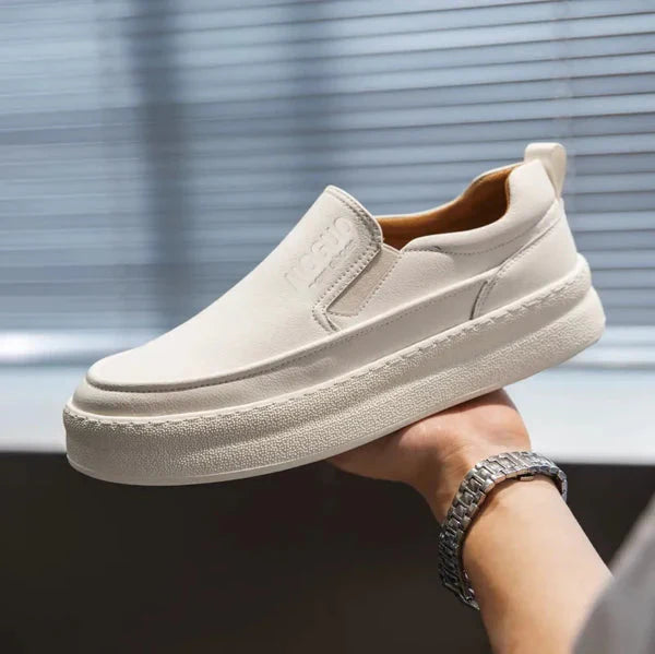 Tênis Masculino em Couro Piannaro PN303, branco, com design minimalista.