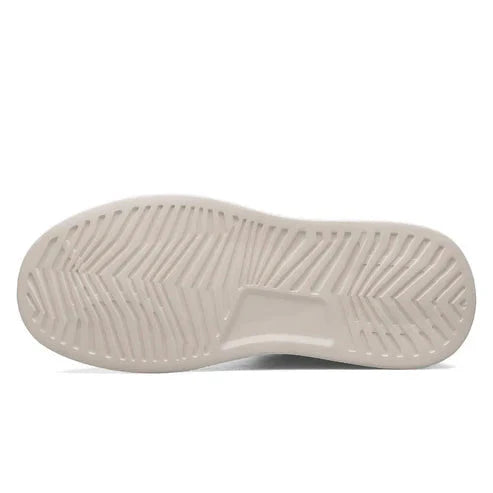 Tênis Masculino em Couro Piannaro PN320 com design clássico e sola antiderrapante.