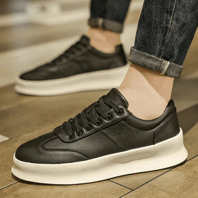 Tênis Masculino em Couro Piannaro PN322 com design clássico e sola antiderrapante.