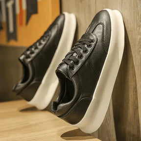 Tênis Masculino em Couro Piannaro PN322 com design clássico e sola antiderrapante.