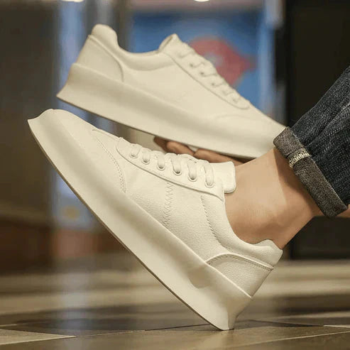 Tênis Masculino em Couro Piannaro PN322 com design clássico e sola antiderrapante.