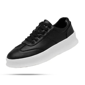 Tênis Masculino em Couro Piannaro PN322 com design clássico e sola antiderrapante.