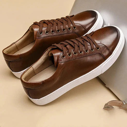 Tênis Masculino em Couro Piannaro PN336 com design elegante e confortável.