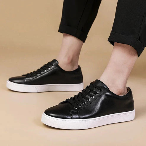Tênis Masculino em Couro Piannaro PN336 com design elegante e confortável.
