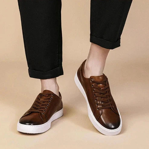Tênis Masculino em Couro Piannaro PN336 com design elegante e confortável.