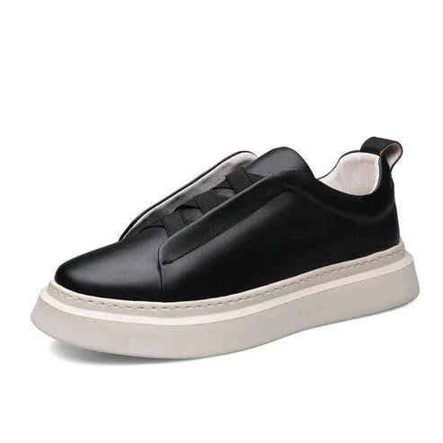 Tênis Masculino em Couro Piannaro PN320 com design clássico e sola antiderrapante.