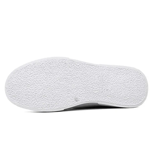 Tênis Masculino Piannaro PN256 com design minimalista e solado reto.