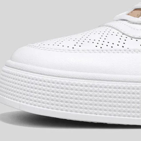 Tênis Masculino Piannaro PN256 com design minimalista e solado reto.